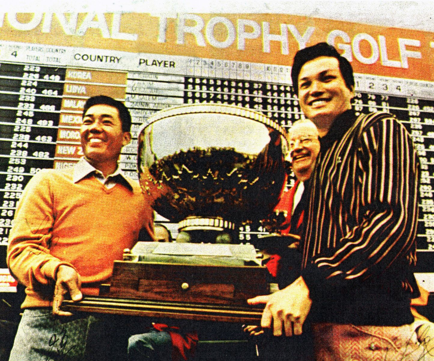 1972年謝敏男與呂良煥在澳洲聯手奪下世界盃勝利大獎杯。圖/謝敏男、呂良煥提供