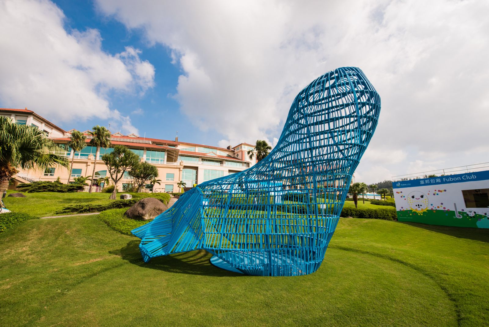 草地上的《有機之靈》，臺灣鋼鐵雕塑藝術家張子隆作品。鋼鐵廢料回收創作出線條俐落的大型有機作品，民眾可以進入到作品內部，觸摸材質並體會空間奧妙。