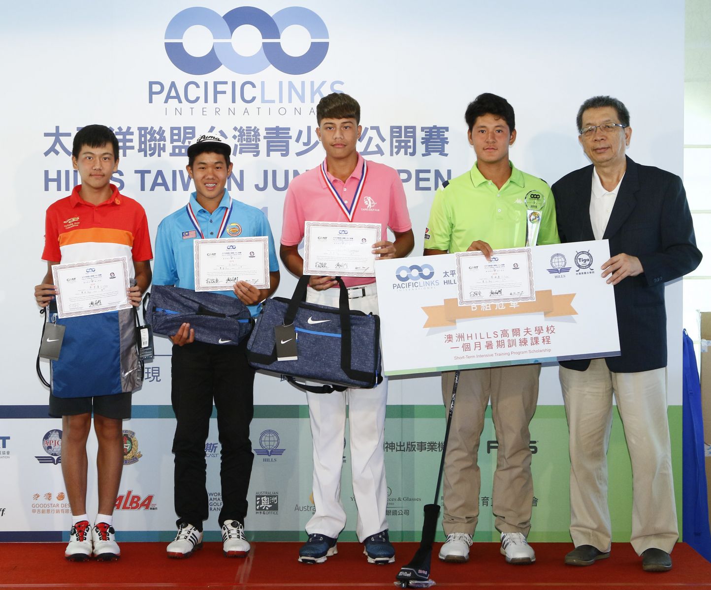 大會會長暨台灣高爾夫推廣發展協會理事長翁耀堂(右1)頒男B組前五名獎品及獎杯，冠軍蔡雨達(右2)。