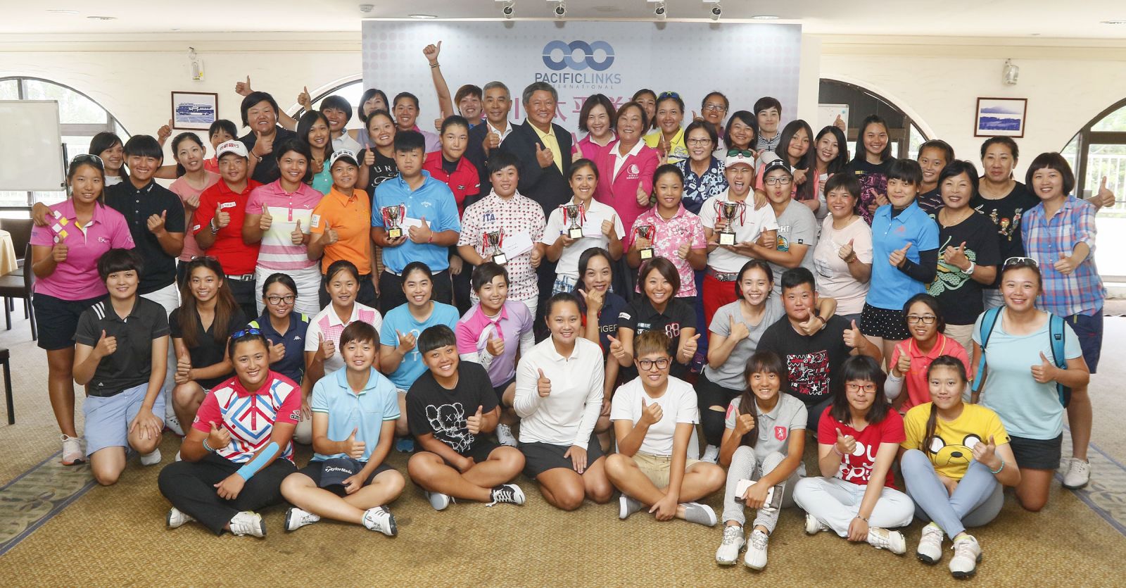 太平洋聯盟台灣公司總經理廖國智(圖後排中)，與太平洋聯盟TLPGA傳承賽贊助夥伴及參賽球員。