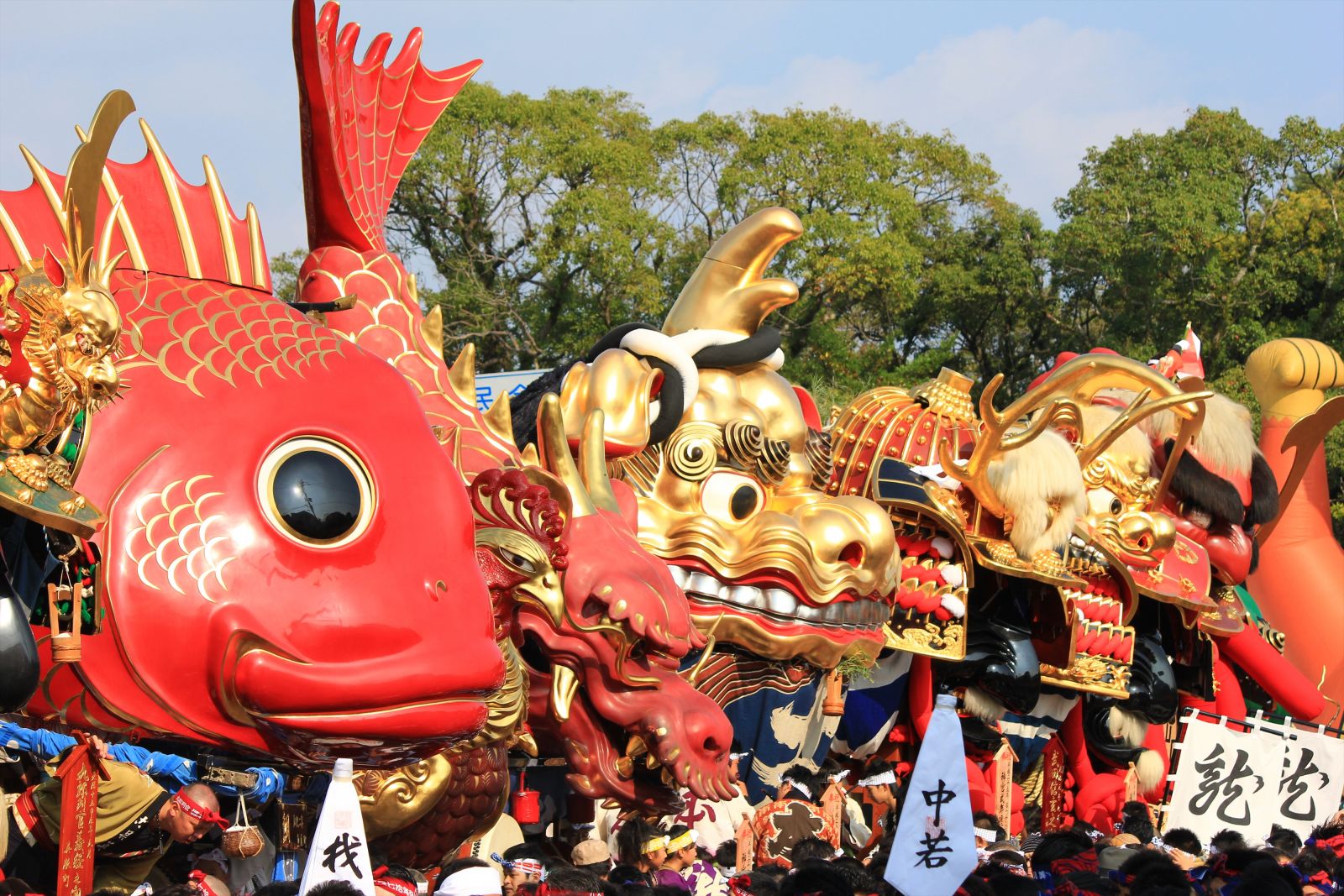 每年秋天登場的唐津宮日節是九州最大祭典。
