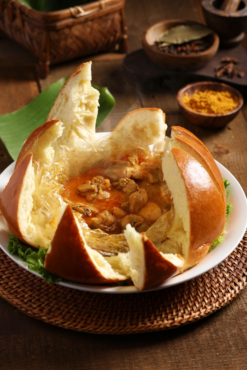 古斯托餐廳推出「中南半島美食節第三季」代表菜色 – 金枕頭咖哩麵包雞，兼具視覺與味覺享受，堪稱極上之品。