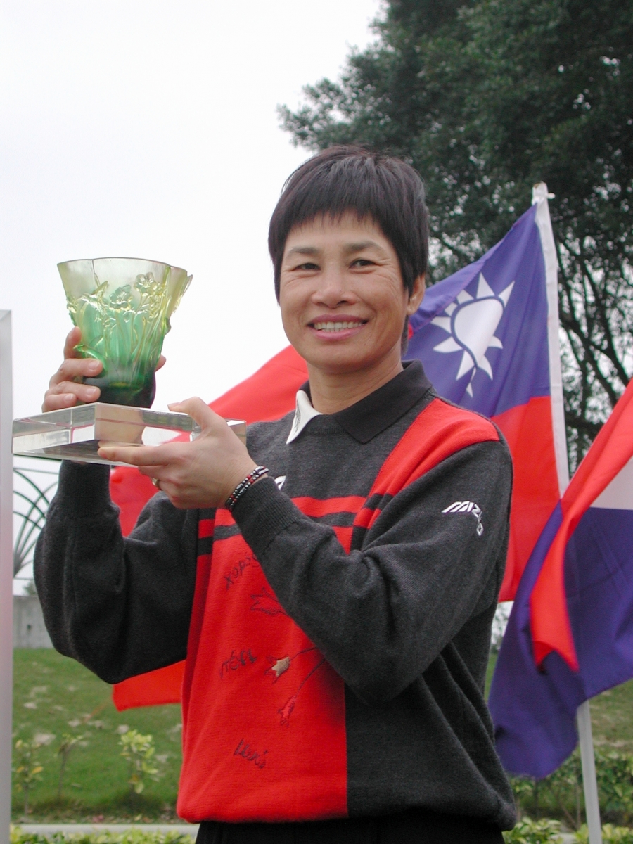 名將涂阿玉多次在中華民國女子公開賽中獲勝，圖為2004年賽事冠軍。(圖 / 魏玉珍攝)