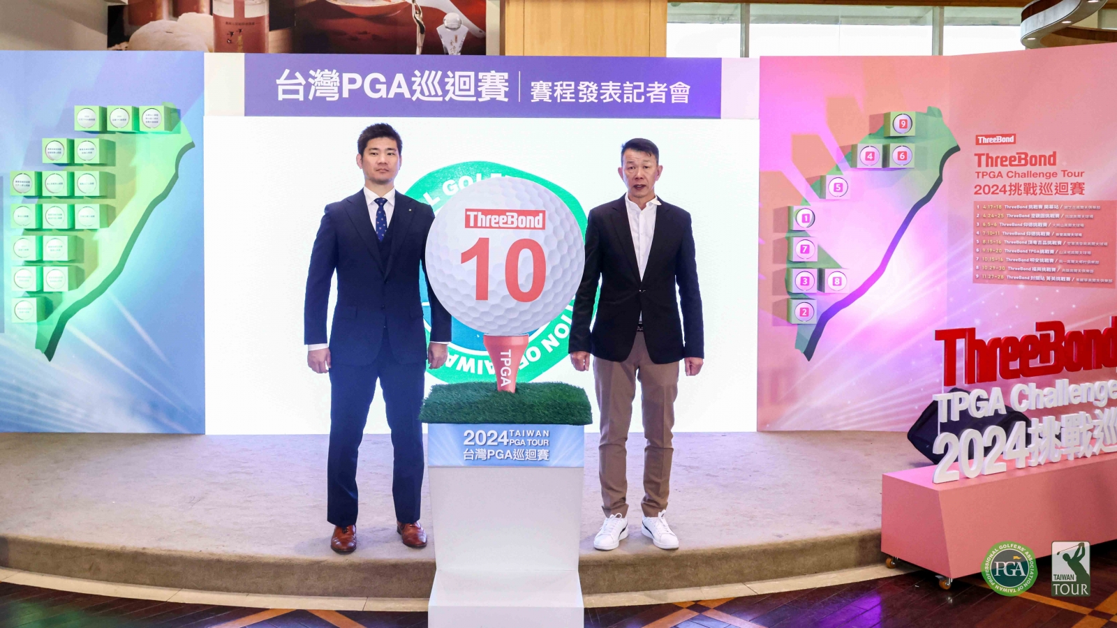 2024ThreeBond香港公司台灣分公司總經理泰地宏和（左）與台灣職業高爾夫協會陳榮興理事長揭開邁入第10年的挑戰巡迴賽。(林傑、鍾豐榮攝影)