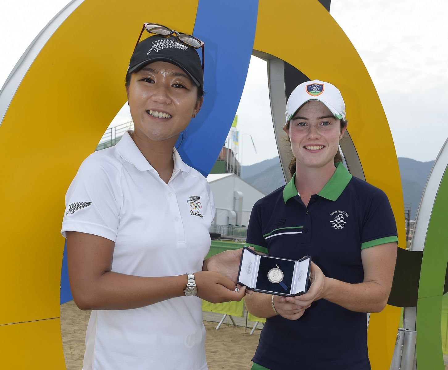 賽前練習結束後，紐西蘭隊的高寶璟(左)代 R&A頒發麥考梅克獎章愛爾蘭隊的瑪奎爾(Leona Maguire)。該獎章是為紀念已故運動推手馬克˙麥考梅克，旨在表揚世界排名第一的業餘高爾夫球員。瑪奎爾已連續第二年獲此榮耀，而高寶璟則自2011年獎章首創元年起連續獲得三次。