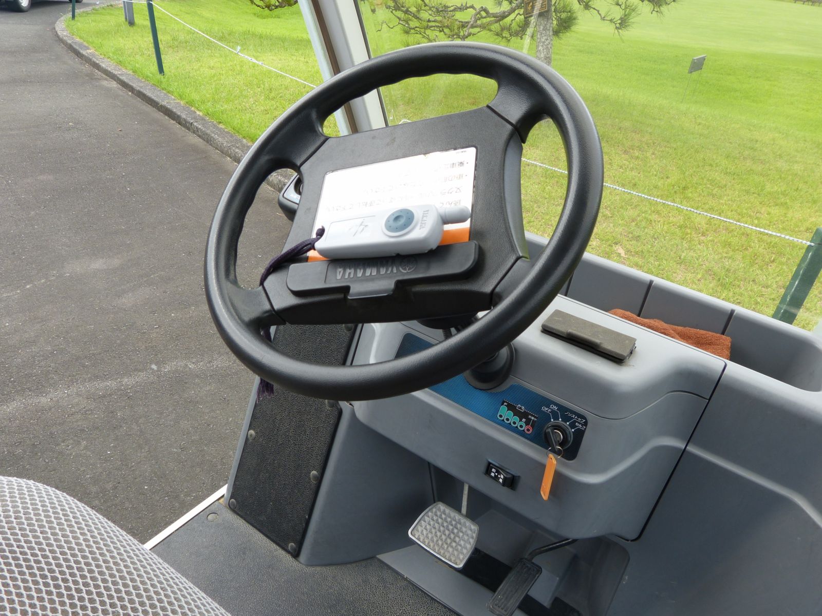 無人球車在日本相當普片，靠著道路下方埋設的感應器前進，採一鍵式操作，並配備GPS系統，簡便舒適又安全。