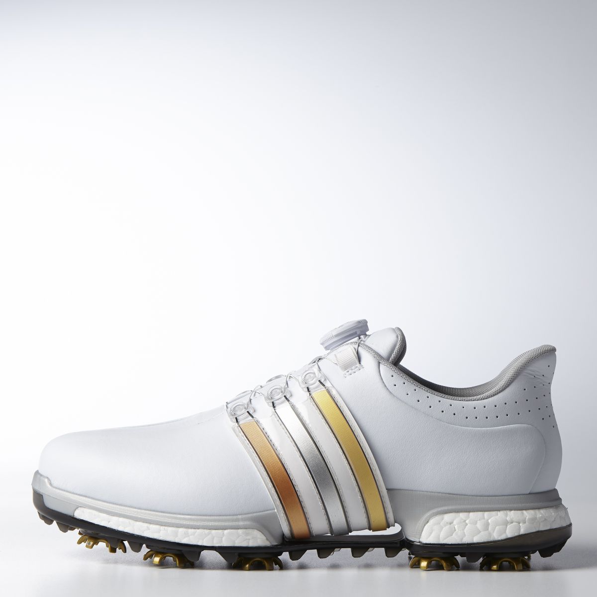 指標性鞋款Tour360 Boa boost結合運動盛會的元素，以金、銀、銅三色條紋展現高球運動精神。