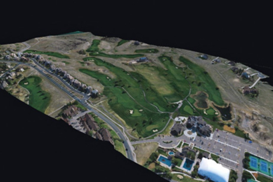 利用無人機拍攝製作的3-D球場地圖具體呈現地形起伏。
