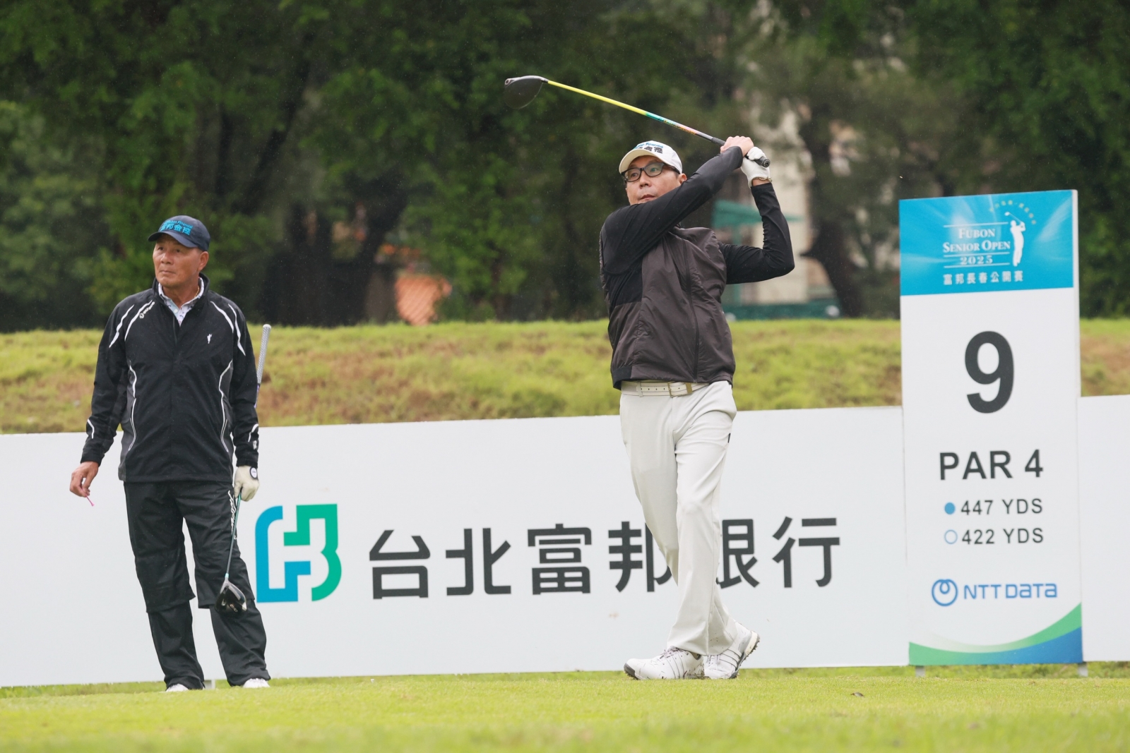 富邦集團董事長蔡明忠今(28)日於富邦長春公開賽職業業餘配對賽中，第九洞開完球後展現平衡且漂亮的收桿動作。