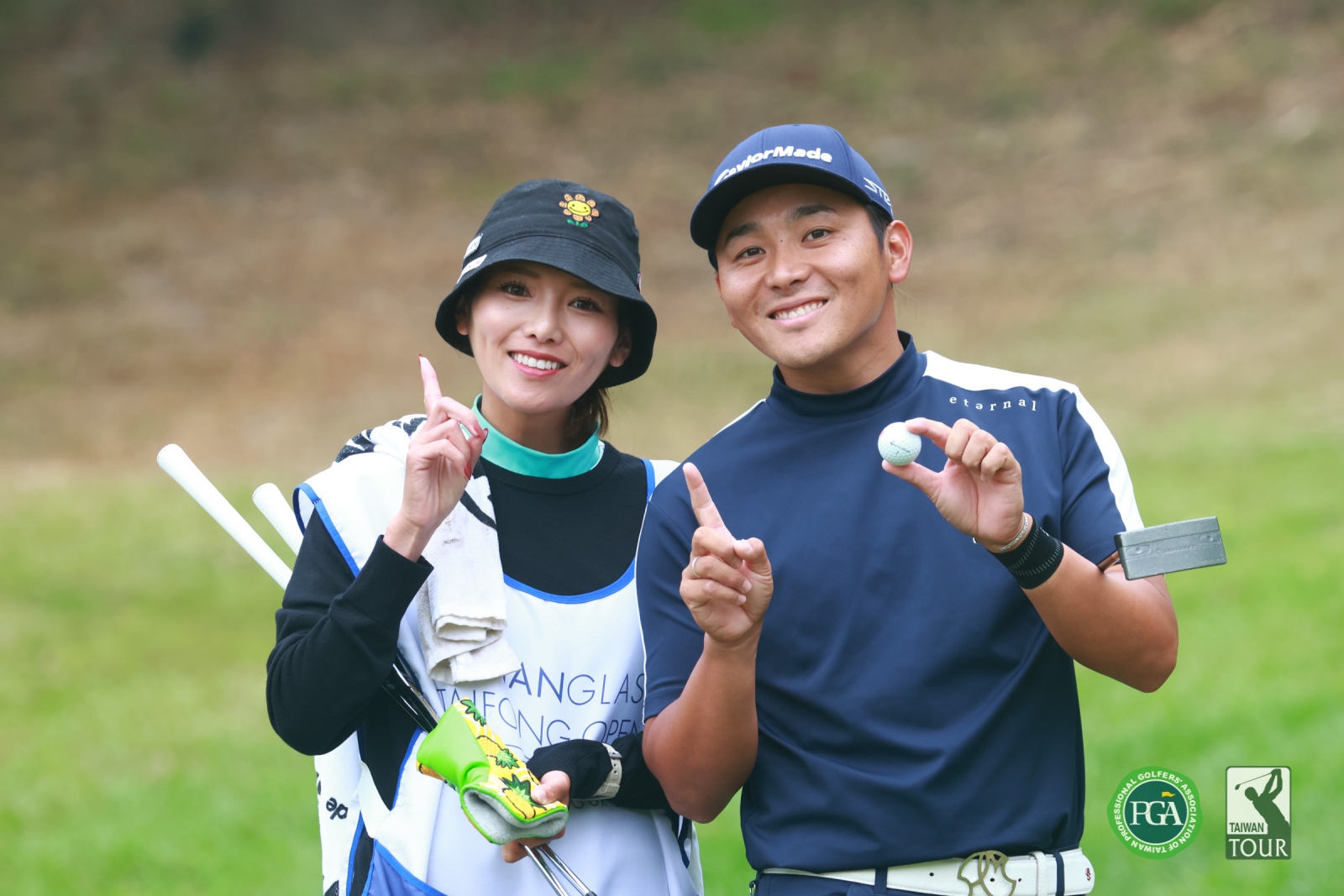 日本選手池村寬世在第12洞擊出一桿進洞和桿娣開心慶祝(鍾豐榮攝影)