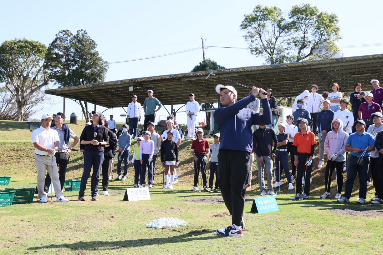 比嘉一貴一對一進行果嶺邊切桿教學