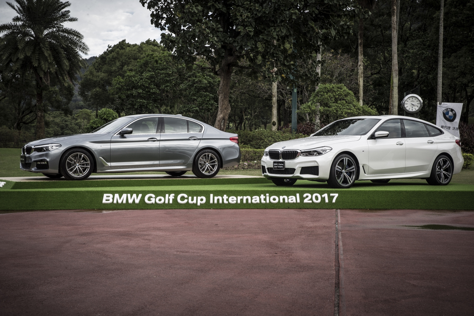 比賽現場展示(右)全新BMW 6列系列Gran Turismo及(左)決賽一桿進洞大獎全新BMW 520i M Sport