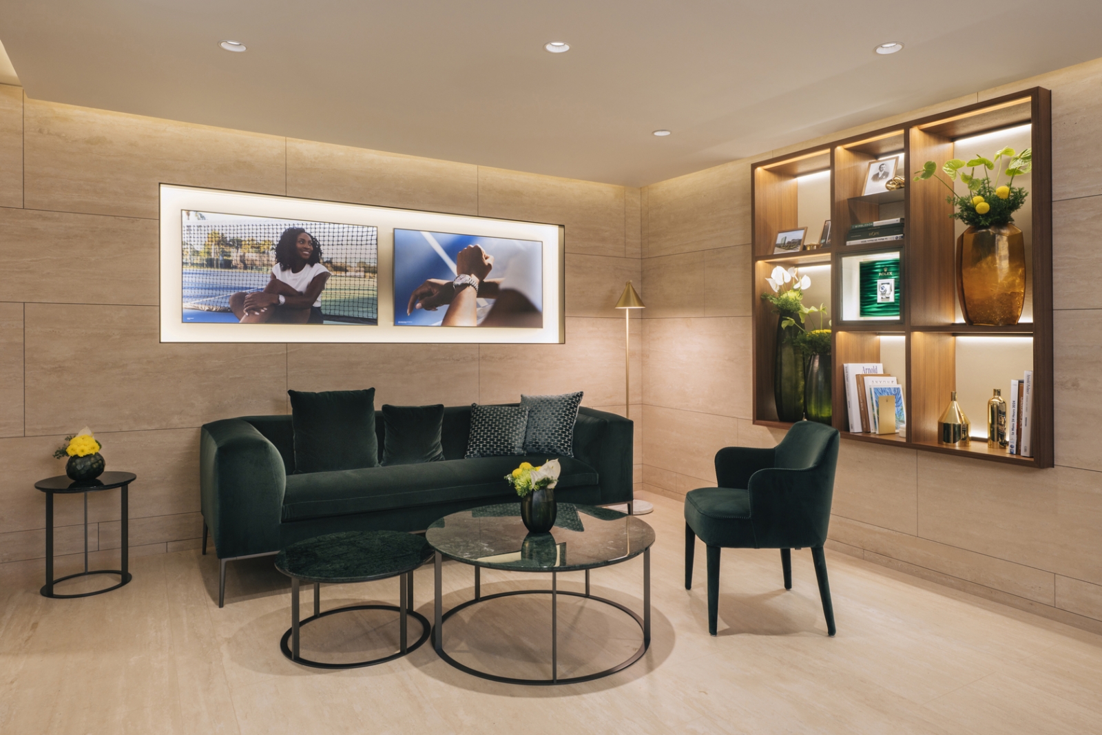 中美鐘錶全新勞力士專門店薈萃精湛技藝的大師傑作。傢俱、裝飾和美學特色均輝映匠心品質，融匯巧思新意與非凡才華，為賓客帶來無與倫比的氛圍。