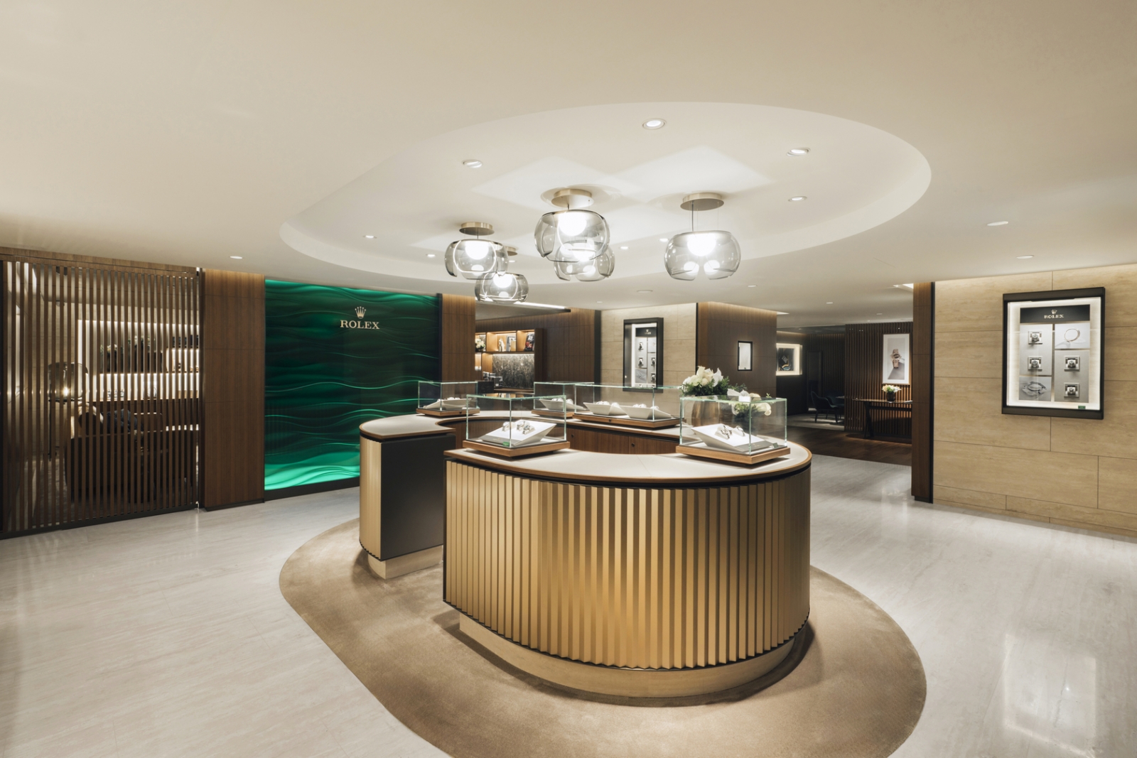 中美鐘錶全新勞力士專門店裝修風格時尚現代，光影柔和雅致，為每位顧客帶來令人愉悅且獨特的購物體驗。