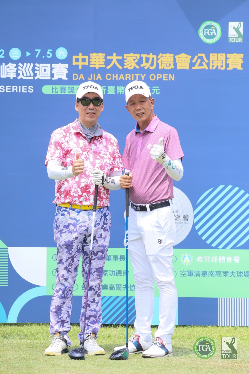 中華大家功德會理事長廖紀友(左)及TPGA理事長陳榮興都親自出席賽前職業業餘配對賽(TPGA_林聖凱攝影)