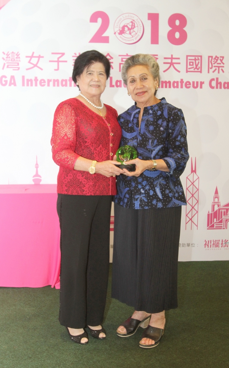 婦女業餘委員前會長陳游淑湓(左, 2003-2006) 頒發最佳精神獎給81歲的印尼選手Singgih Hermina。