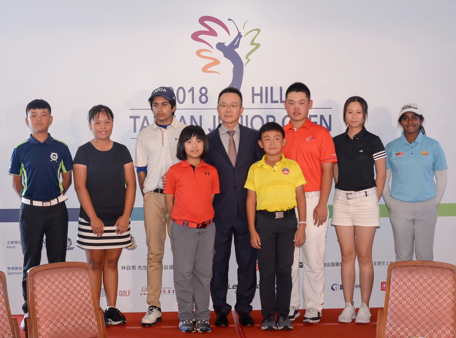 王政松(後排中) 對於青少年高爾夫相當重視，圖攝於2018台灣青少年錦標賽頒獎典禮；王政松也是這項賽事舉辦8年來第一位到場關切的高協理事長。(攝影／鍾豐榮)