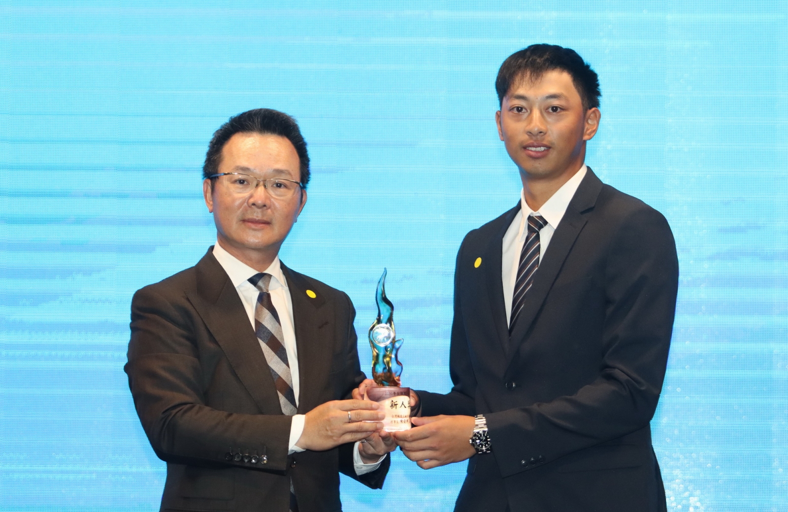 中華高協理事長王政松（左）頒發年度最佳新人獎座給王偉軒。(鍾豐榮攝影)
