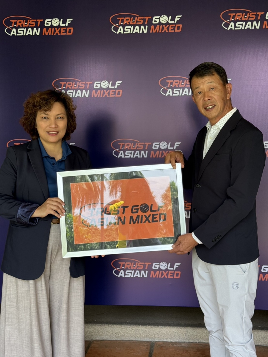 主辦單位TtrustGolf老闆普琳博士（左）頒贈三方共證感謝獎牌給TPGA理事長陳榮興（施宇涵／攝影）