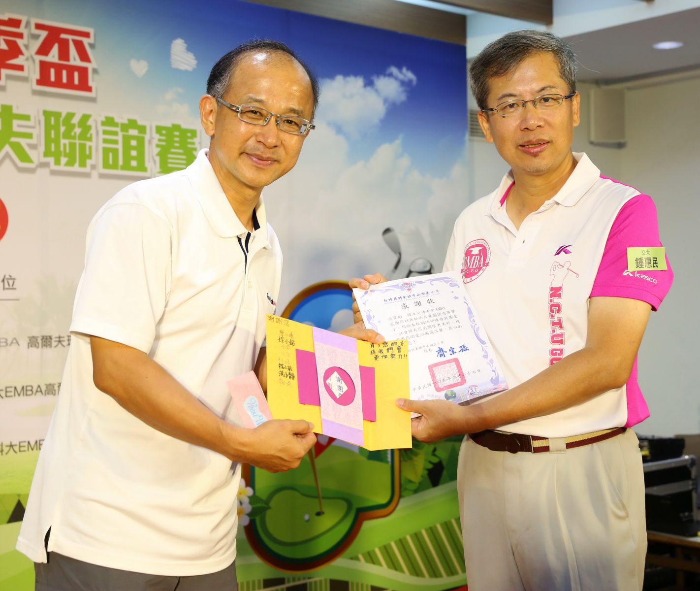 交大EMBA執行長鍾惠民（右）代表接受中山國小校長齊宗豫的捐助感謝狀。