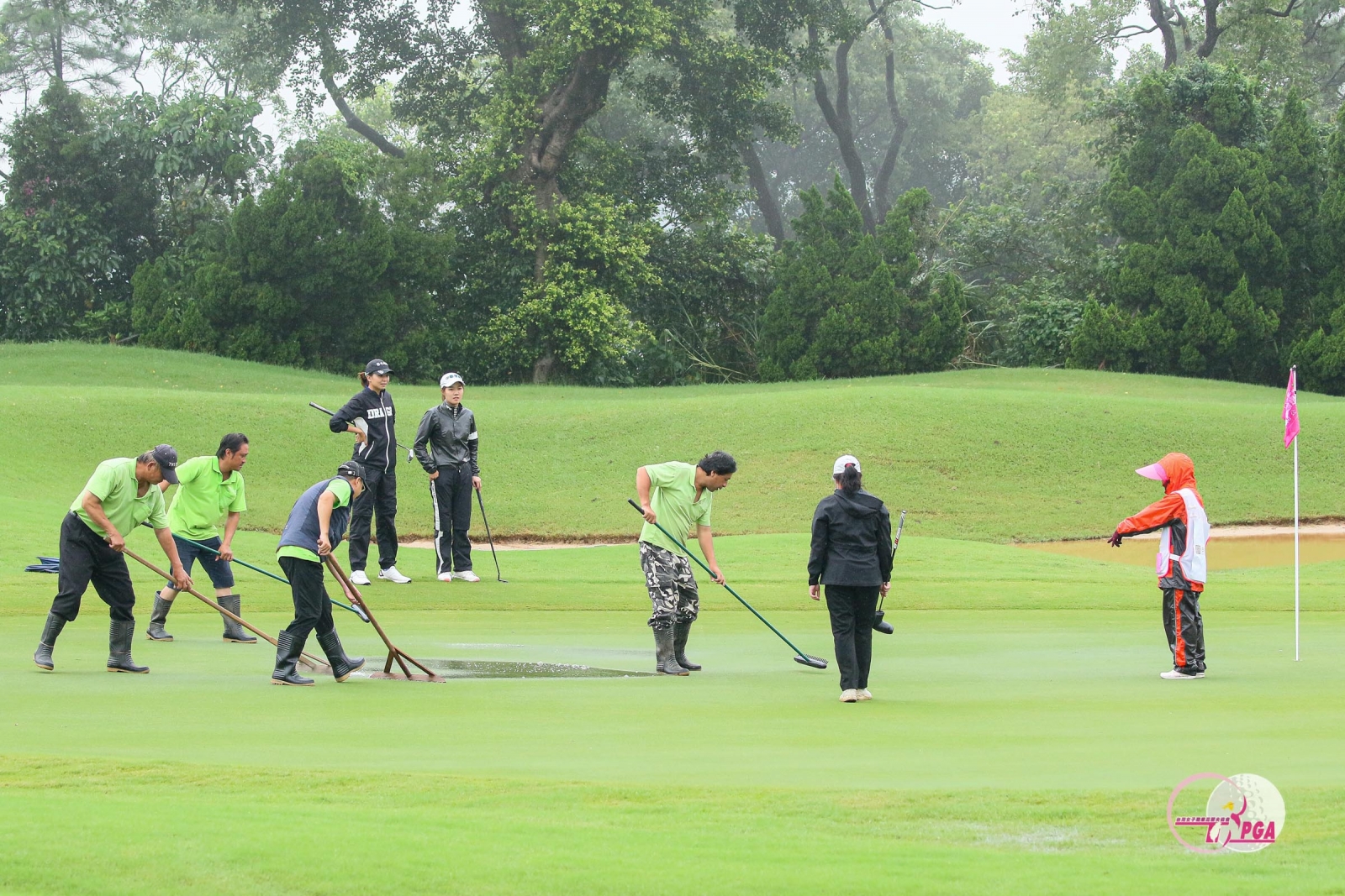 第一回合雨勢不斷，球場場務人員進場協助除去果嶺上的積水，讓賽事順利進行(TLPGA提供_葉勇宏攝影)