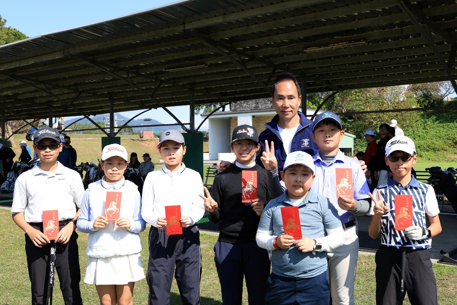 過幾天就是農曆春節,仰德集團董事長許育瑞(後中)特別發紅包給小選手們