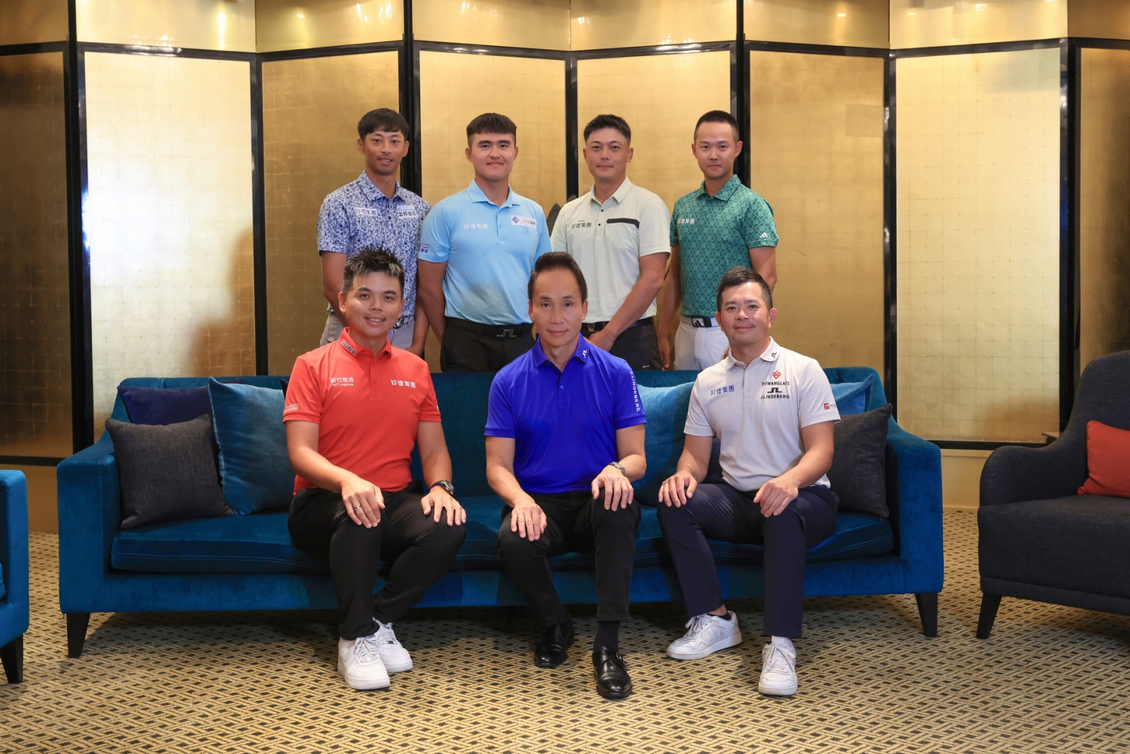 仰德集團董事長許育瑞與簽約球員代表合影；前排左起：洪健堯、許育瑞、詹世昌，後排左起：王偉軒、蘇晉弘、黃議增、沈威成。(仰德集團提供)
