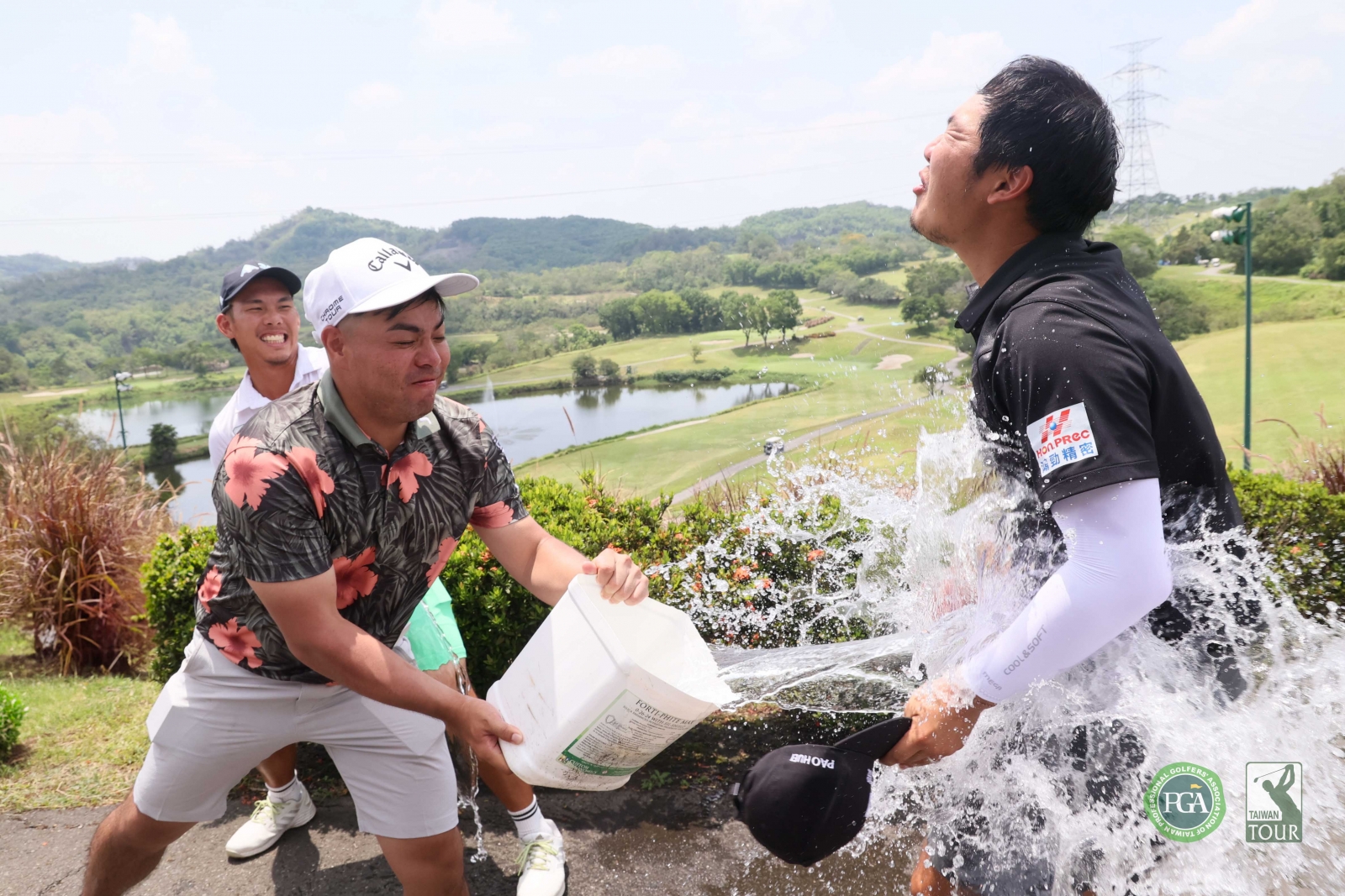 何祐誠拿下冠軍，好友開心潑水慶祝(TPGA_林聖凱攝)
