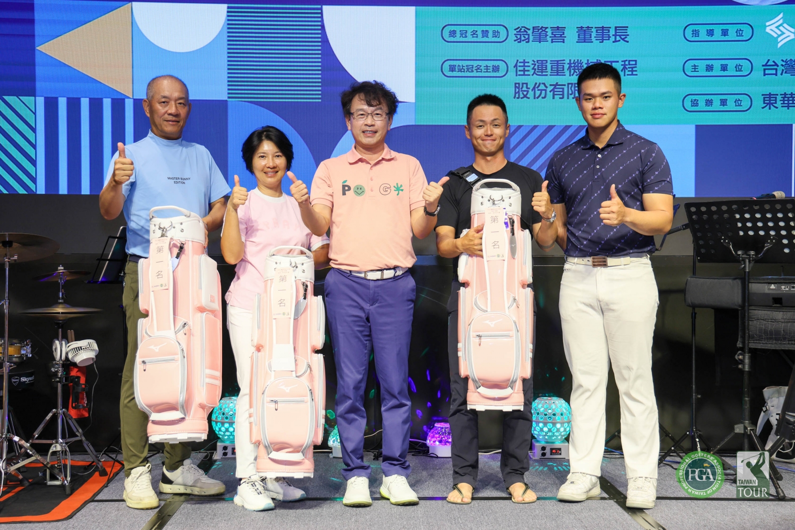 佳運重機械工程股份有限公司董事長張林桂(中)頒發配對賽團體冠軍給職業選手李睿紳同組貴賓(TPGA_林聖凱攝影)