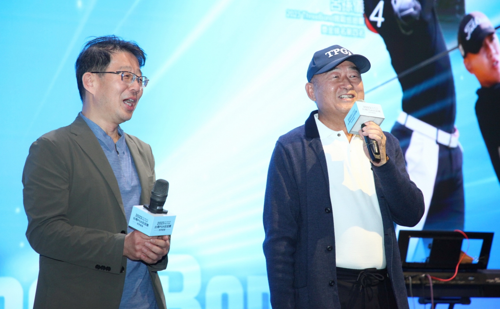 信福國際開發董事長江青龍(右)和雙橡園開發執行長王慶瑞出席中部TPGA年終感恩餐會