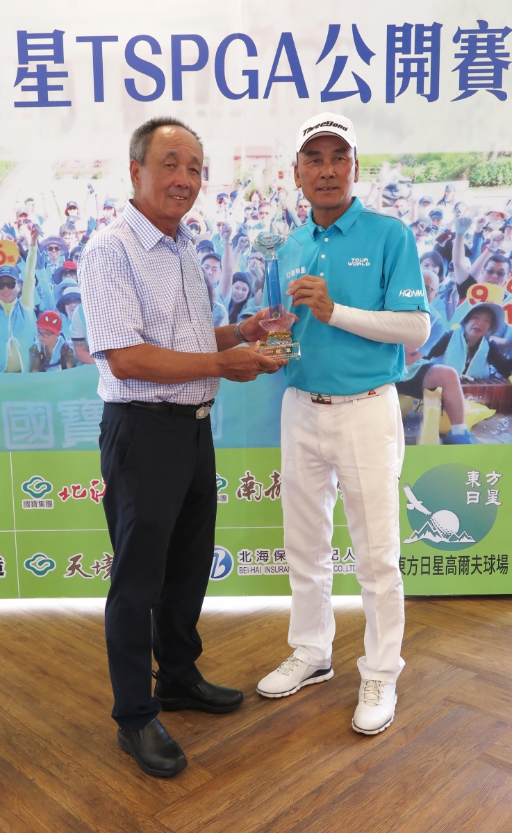 哥哥頒獎給弟弟的經典畫面2！東方日星球場總經理陳志明(左)頒獎給這場冠軍陳志忠。