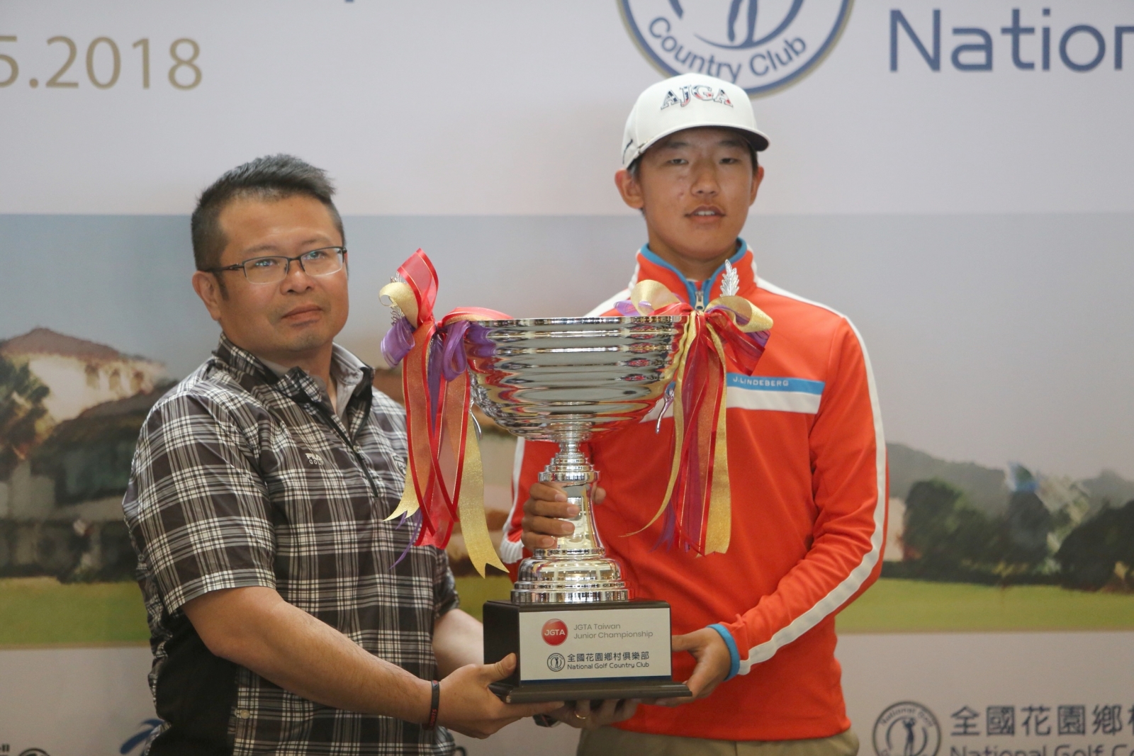 全國球場總經理吳憲紘(左)頒發冠軍獎杯給男子選手唐俊禕。