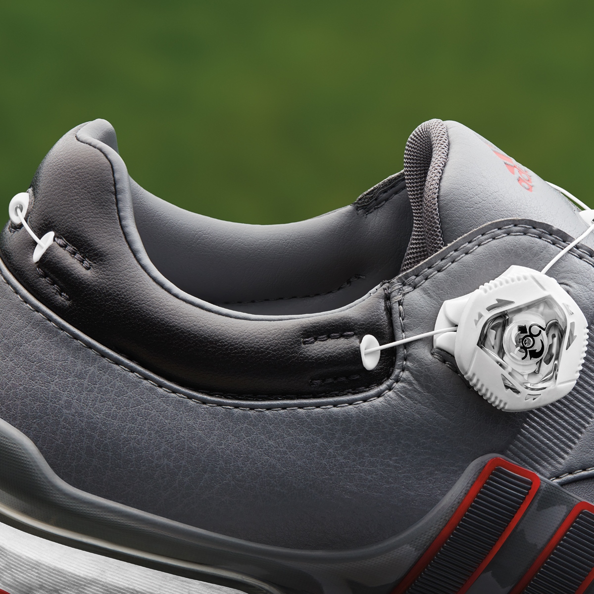 全新L6 Boa®鞋帶系統位於側面 提供更佳的橫向穩定性。