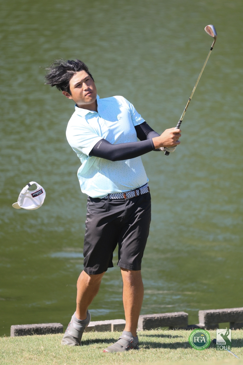 前兩週都拿下冠軍的蔡凱任，在強勁風勢下，揮桿時帽子被吹走差點掉進水池裡，他以72桿(E)暫並列第三。(TPGA_林聖凱攝影)