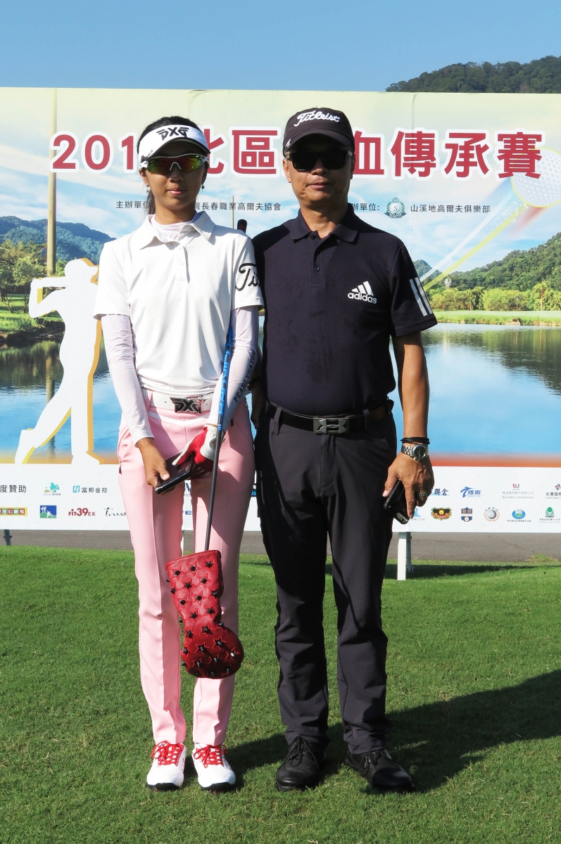 劉芃姍(左)與父親