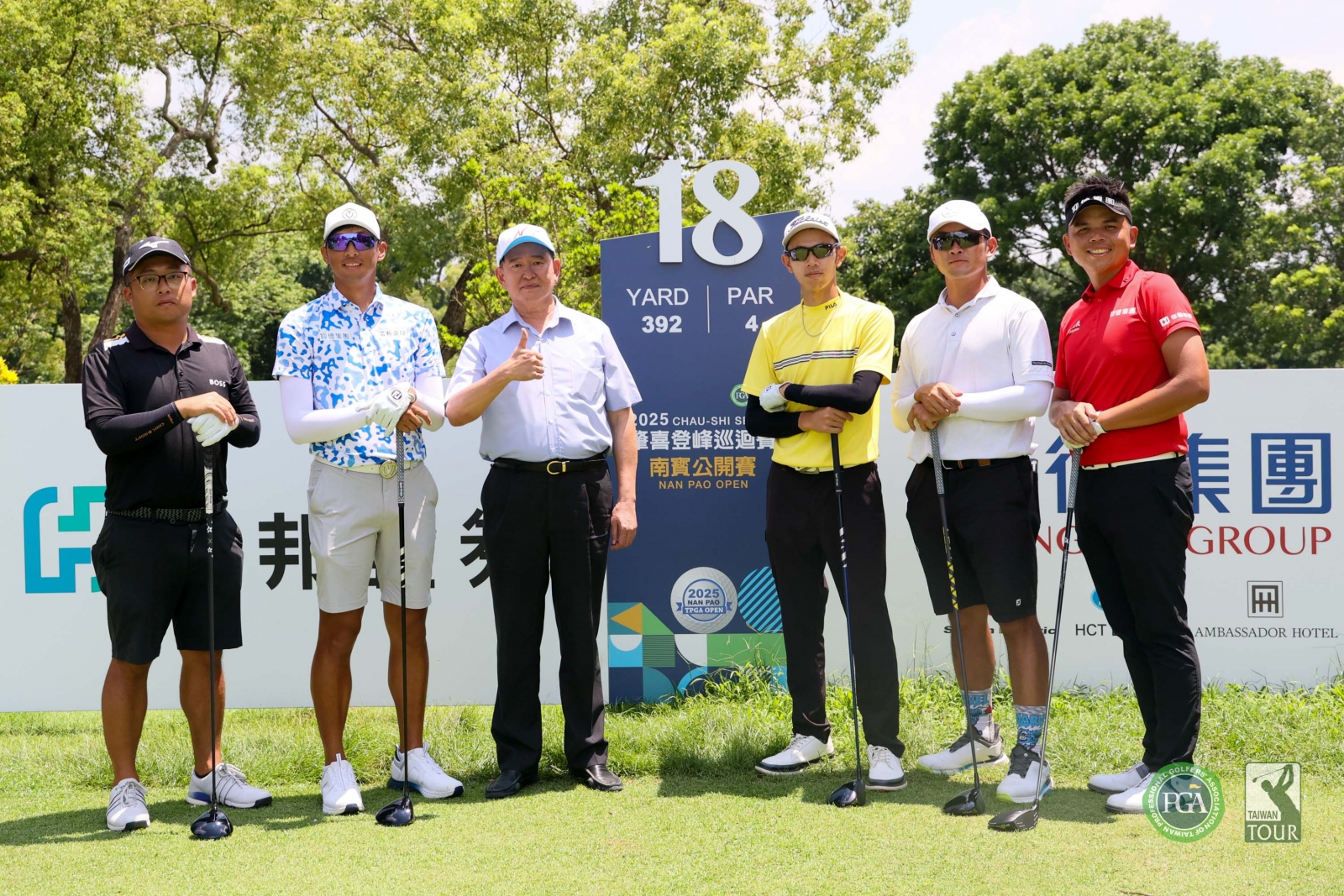 南寳高爾夫球場董事長黃天然(左三)親自主持5人延長加賽(TPGA_林聖凱攝影)