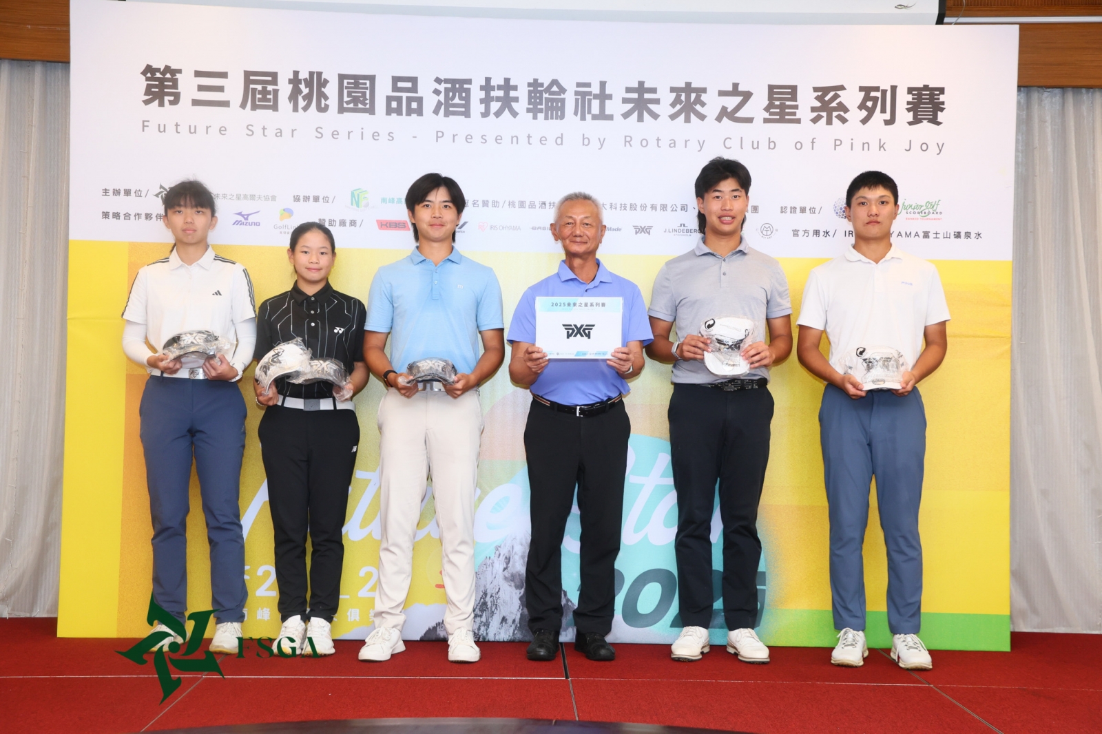 南峰球場總經理楊崇志(左四)頒獎品給每日最低桿優秀選手(鍾豐榮攝影)