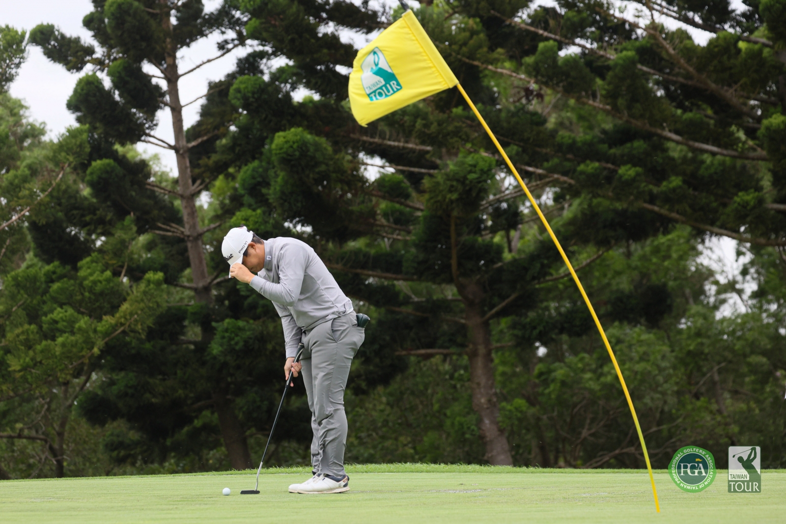 受到9級強陣風影響，選手推桿站不穩，帽子也易被吹走(TPGA_林聖凱攝影)