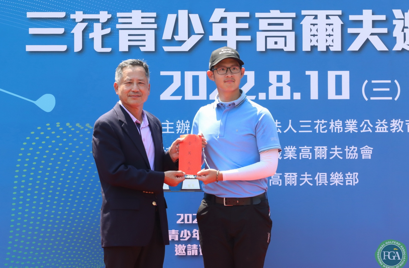 台北高爾夫俱樂部董事長林於豹(左)頒一桿進洞獎金給孔德恕(鍾豐榮攝影)