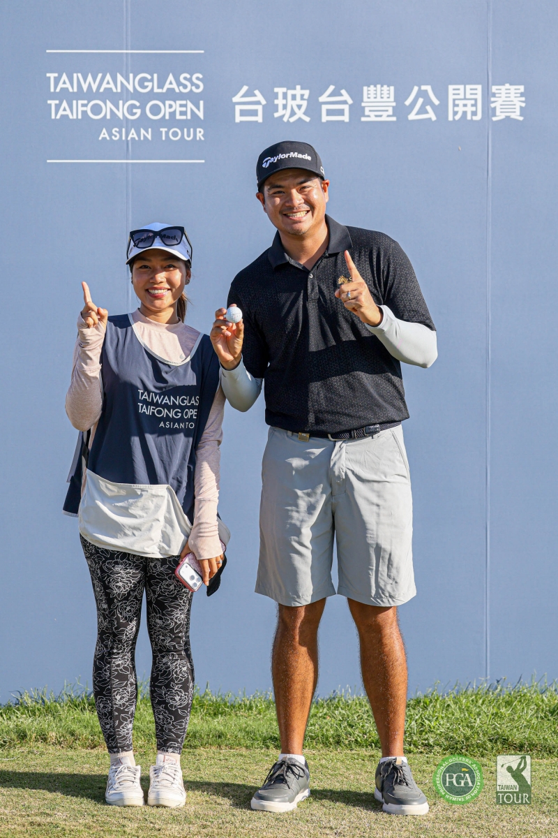 台泰混血選手艾克帕里特(右)第三回合在第八洞打出一桿進洞，和新婚妻子分享喜悅(TPGA_林聖凱攝影)