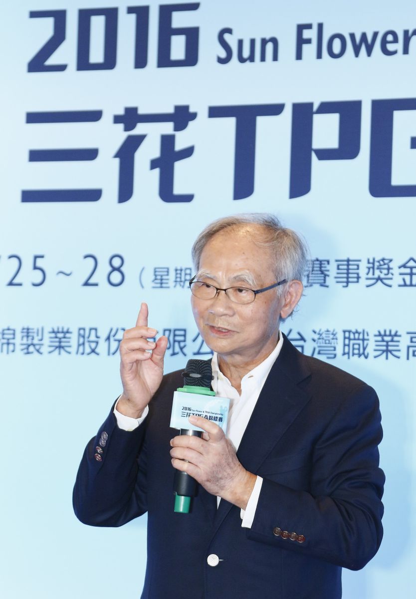 三花棉製業公司董事長施純鎰熱愛高爾夫，長期贊助陳志忠遠征美日