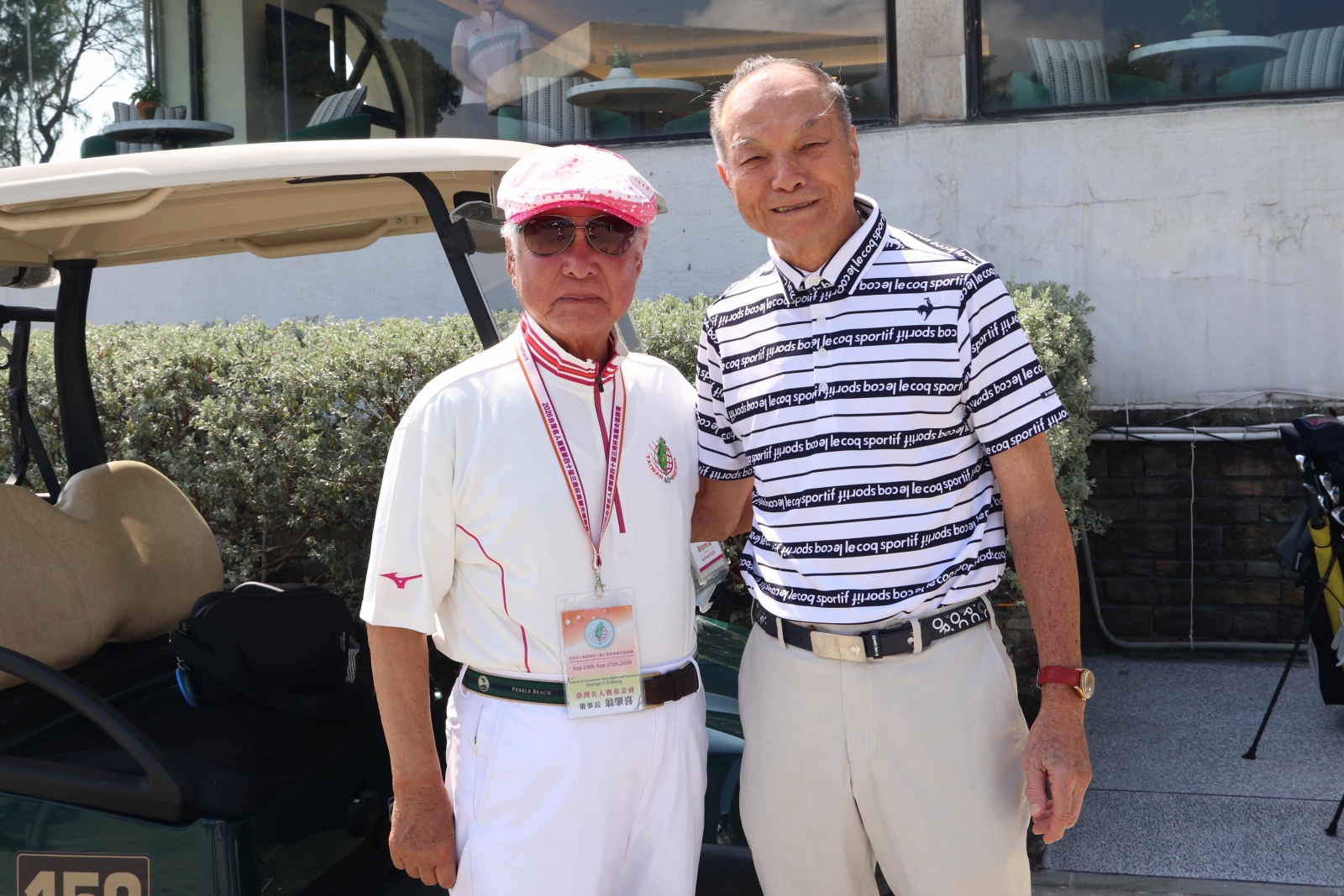 台灣國寶級職業高球選手謝敏男(右)今天到球場觀賽，與台灣名人賽基金會董事長翁肇喜合照
