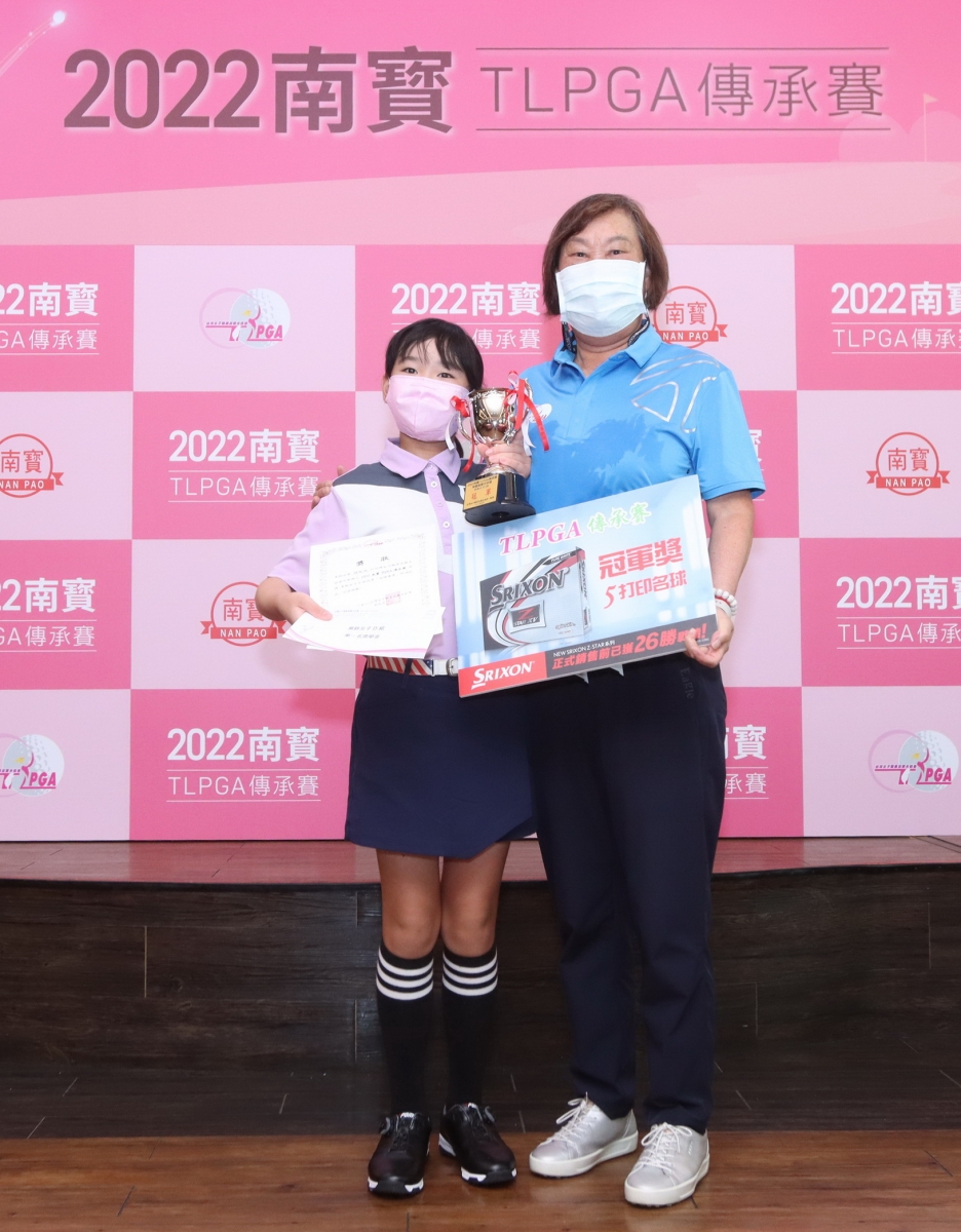 台灣女子職業高爾夫協會理使長劉依貞頒冠軍杯給女D組胡妮妮。(鍾豐榮攝影)