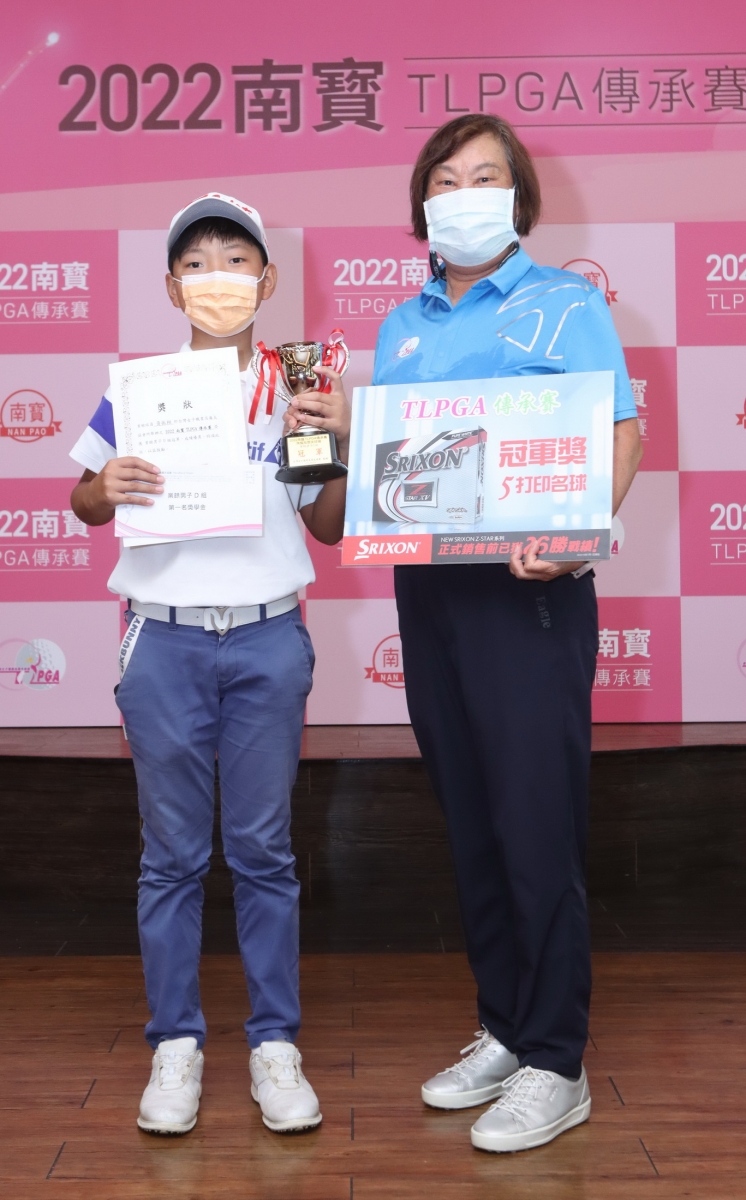 台灣女子職業高爾夫協會理使長劉依貞頒冠軍杯給男D組黃振翔(鍾豐榮攝影)