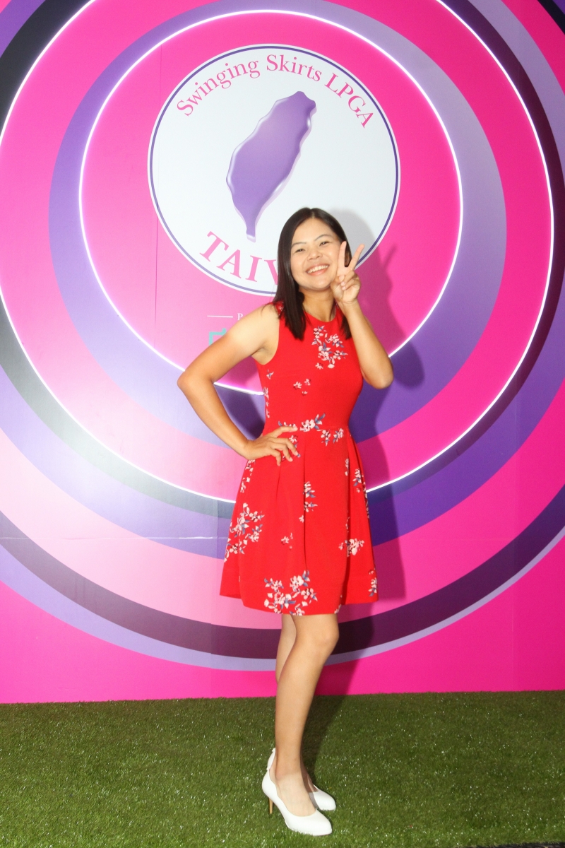 台灣好手徐薇淩今晚特別首次披上正紅色晚禮服，出席歡迎晚會。