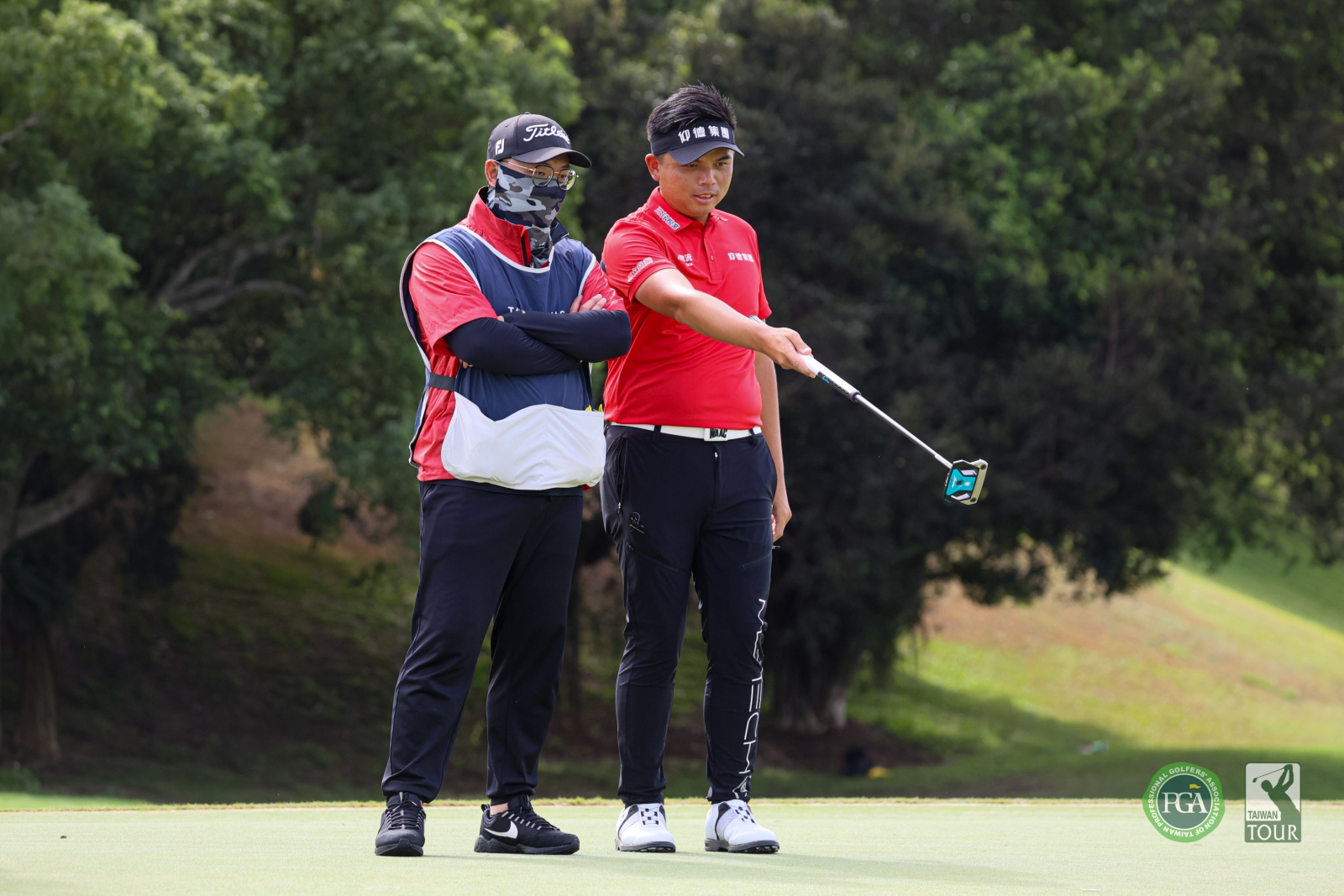 台灣好手洪健堯(右)和好友林紹白(左)在台豐球場合作第三年，默契絕佳，喜得開門紅(TPGA_林聖凱攝影)