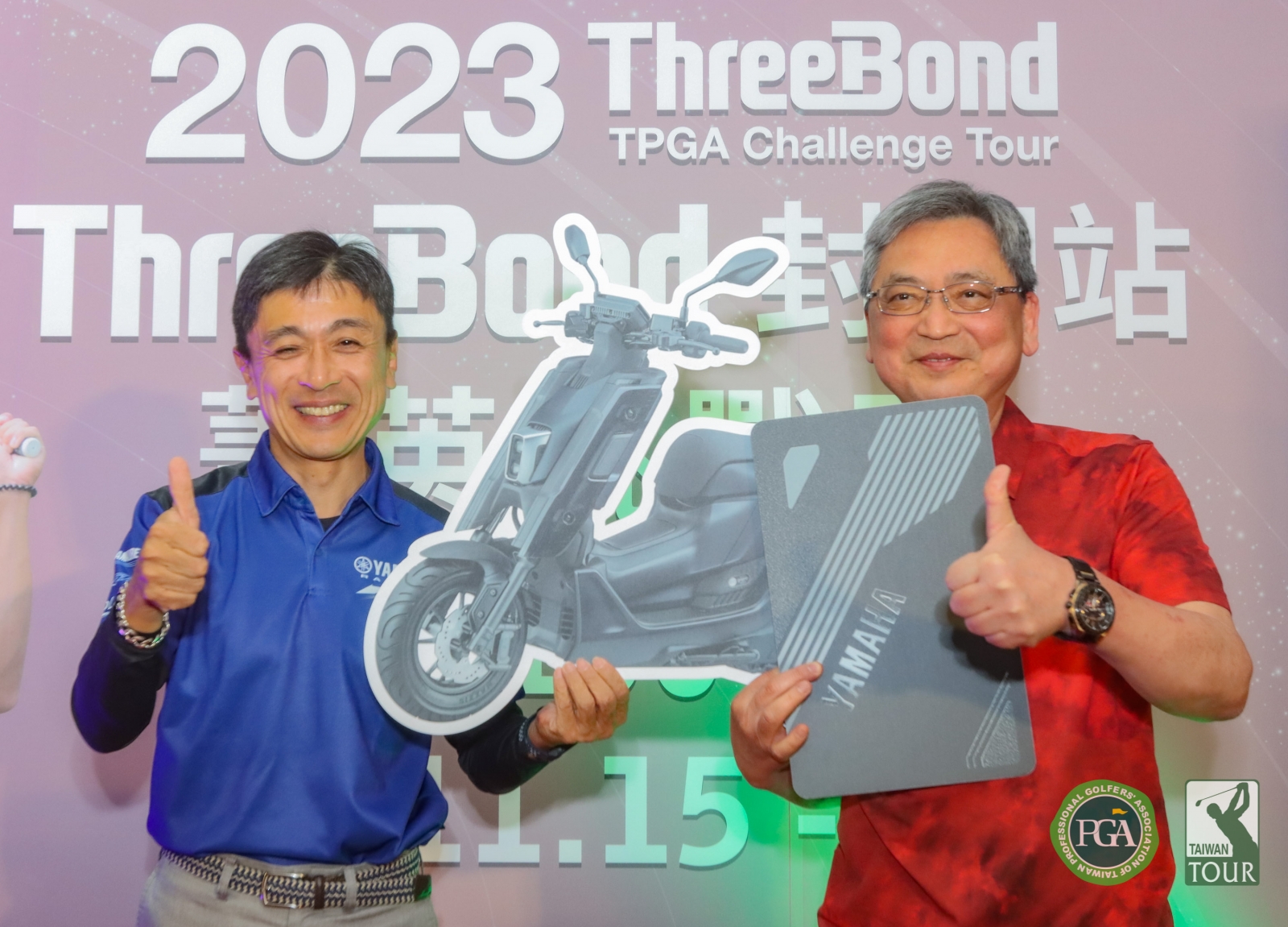台灣山葉機車副總經理 由井淳也(左)頒發幸運獎，價值十萬元電動機車，由貴賓謝清結獲獎。