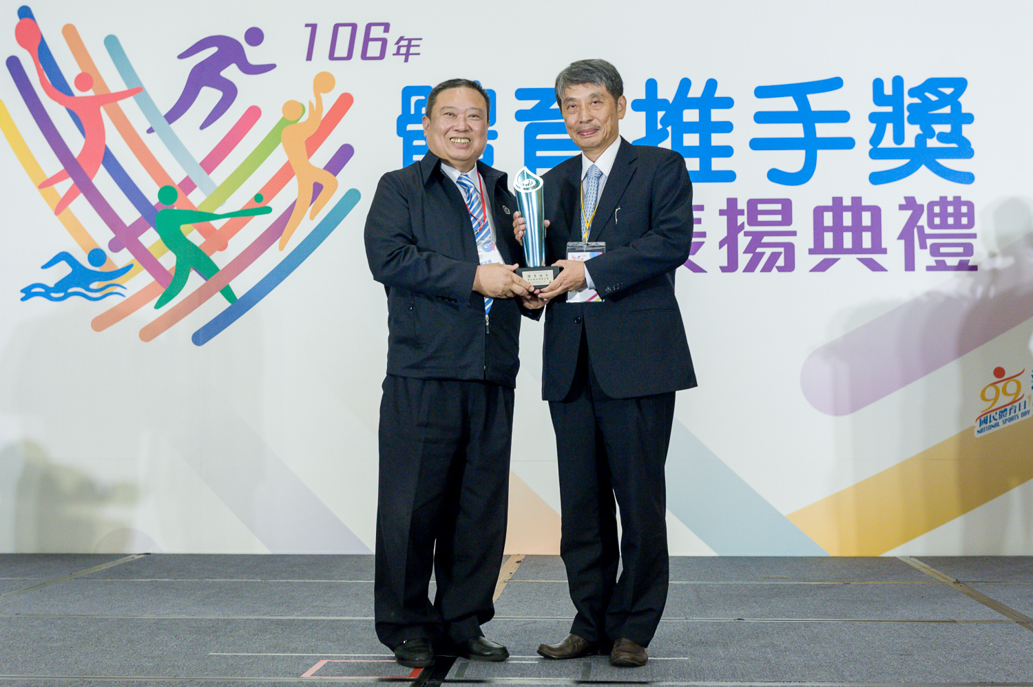 台灣日立亞太股份有限公司獲得106年體育推手獎長期贊助獎肯定，由陳世鴻總經理代表受獎