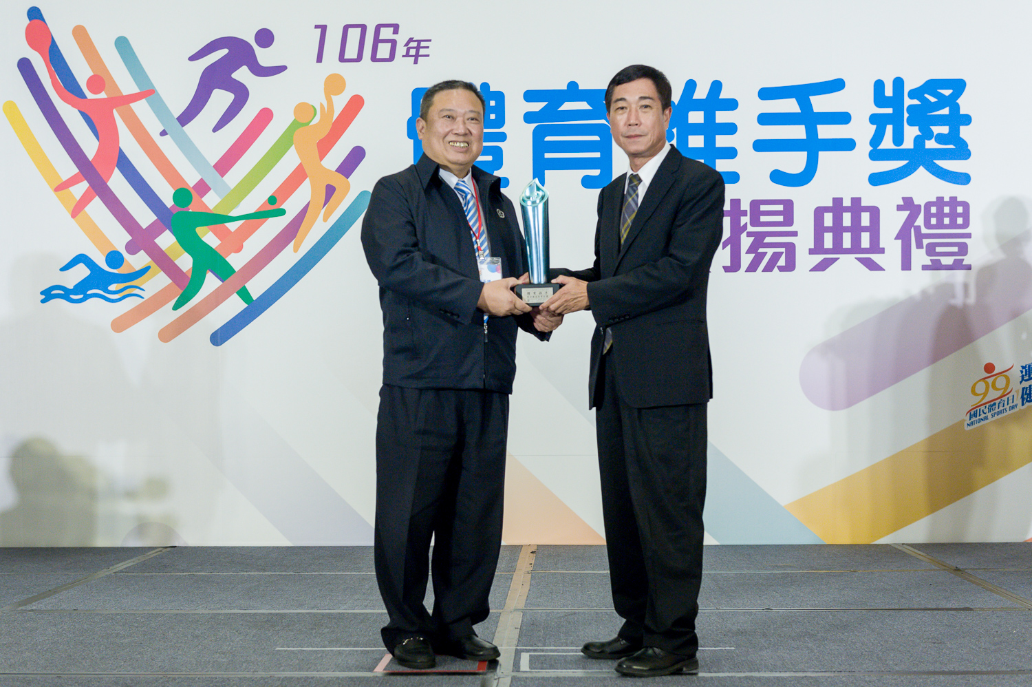 台灣日立冷氣獲得106年體育推手獎長期贊助獎肯定，由黃軍憲協理代表受獎