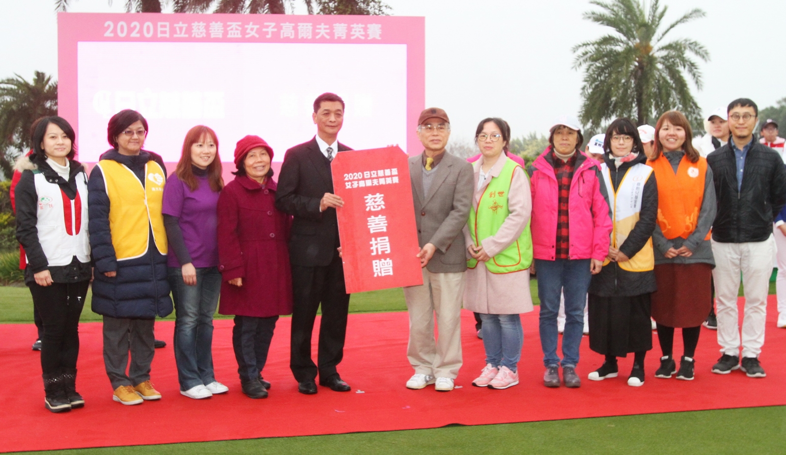 台灣日立江森自控空調設備總經理羅淮正代表將善款捐給10個慈善團體。